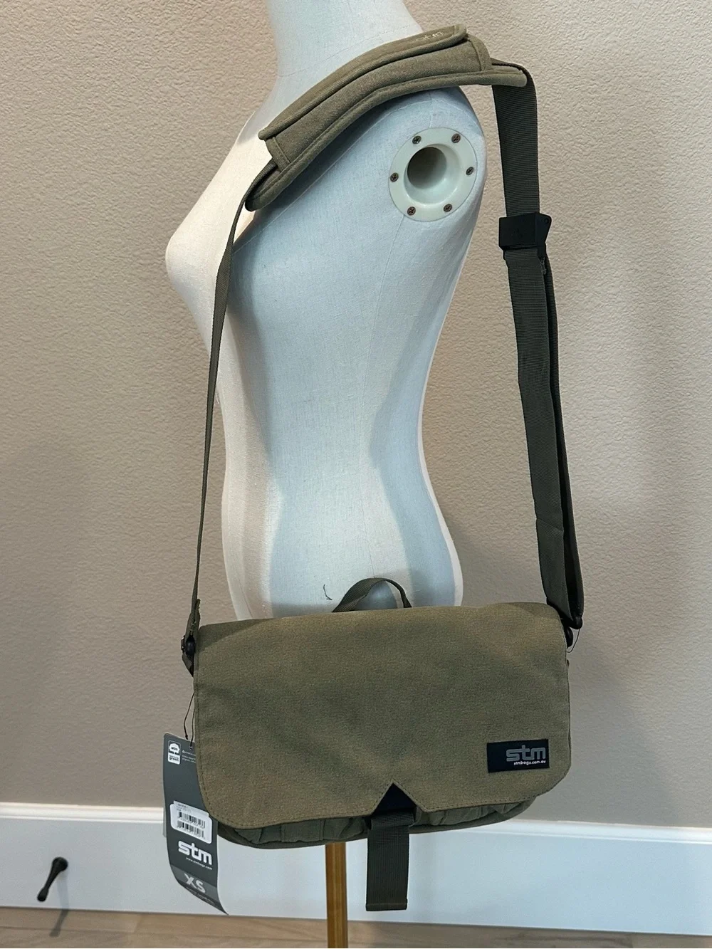 NWT STM X-Small Scout Shoulder Bag, Fits up to 11”-Inch Screens